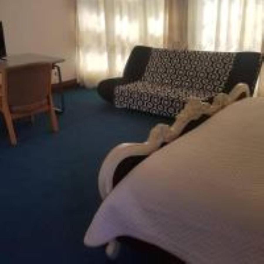 Carlcyn Homestay ハボローネ エクステリア 写真