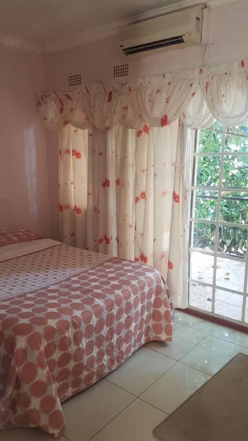 Carlcyn Homestay ハボローネ エクステリア 写真