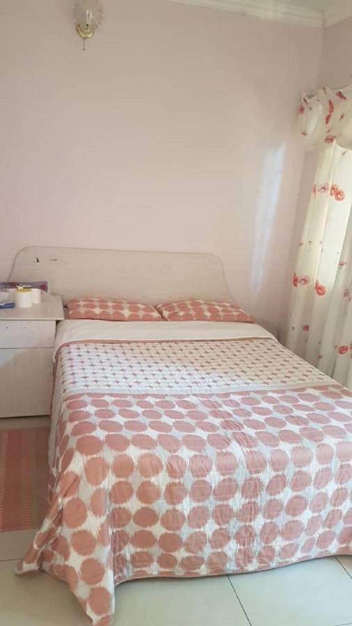 Carlcyn Homestay ハボローネ エクステリア 写真