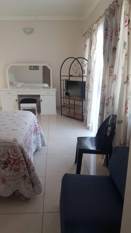 Carlcyn Homestay ハボローネ エクステリア 写真