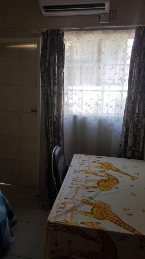 Carlcyn Homestay ハボローネ エクステリア 写真
