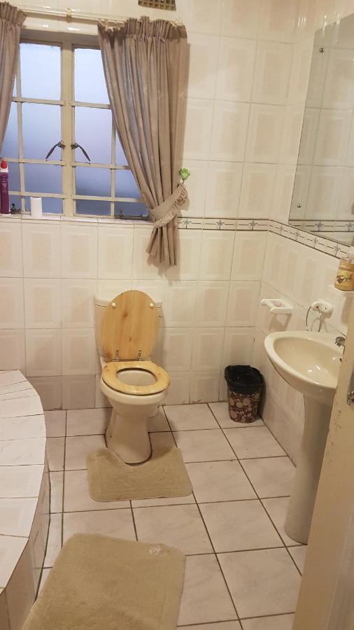 Carlcyn Homestay ハボローネ エクステリア 写真
