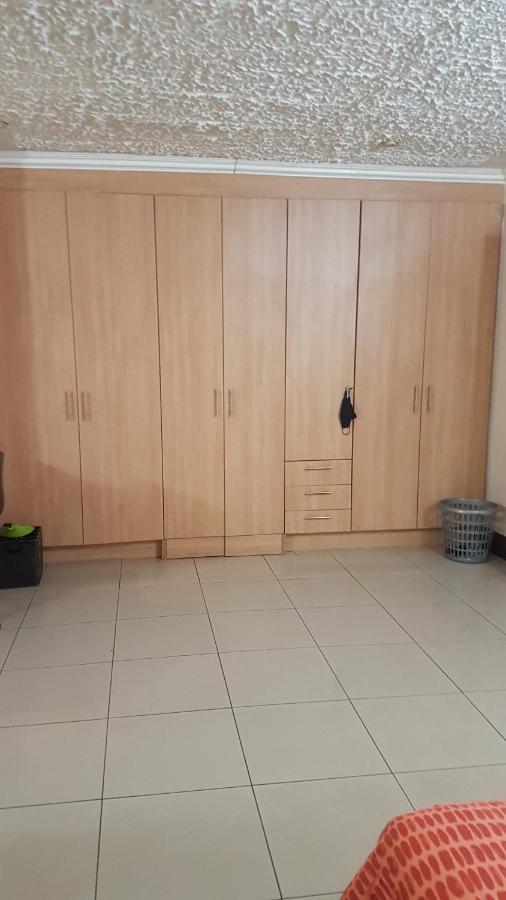 Carlcyn Homestay ハボローネ エクステリア 写真