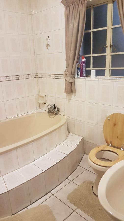 Carlcyn Homestay ハボローネ エクステリア 写真